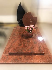 Monument funéraire en granit orange, modèle : (17) ASYMÉTRIQUE ET GÉOMÉTRIQUE