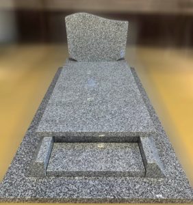 Monument funéraire en granit gris : 27, ARRÊTES ET CHANFREINS DROITS
