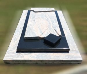 Monument funéraire en granit blanc, modèle : (33) BLANC AUX FORMES GÉOMÉTRIQUES
