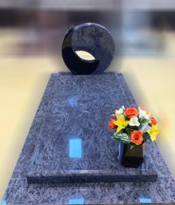 Monument funéraire en granit bleu, modèle : (37) STÈLE BICOLORE – LUNE