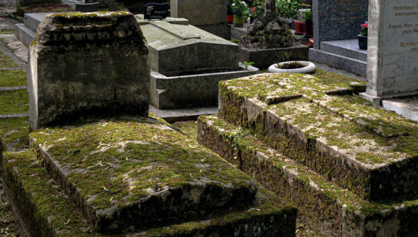 Entretien-pierre-tombale---Le-guide-pour-nettoyer-un-monument-funéraire-soi-même