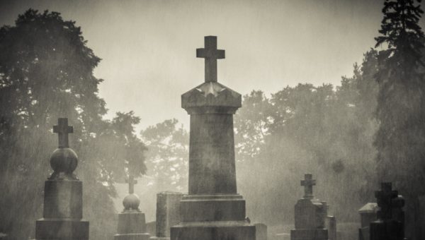 la pose d'un monument funéraire - Concept marbre