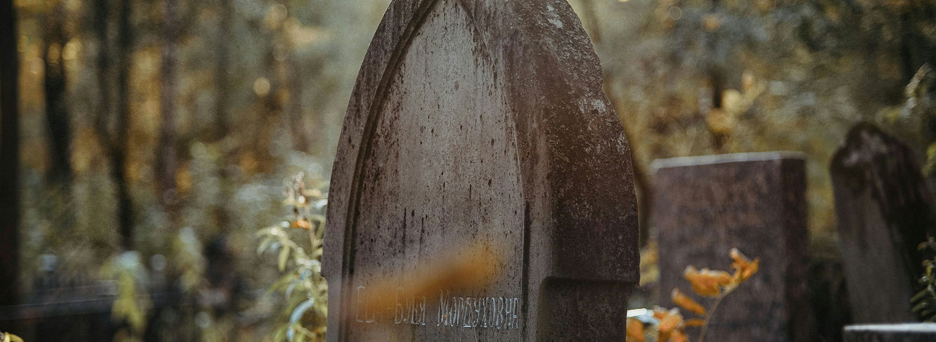 Réparer monument funéraire, une fissure sur pierre tombale ancienne - concept marbre